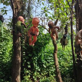 Mexický ostrov panenek hovoří sám za sebe. Vystavil je tam Julian Santa Barrera, který našel v nedalekém kanálu tělo mrtvé dívky. Chtěl tím zahnat zlé duchy.