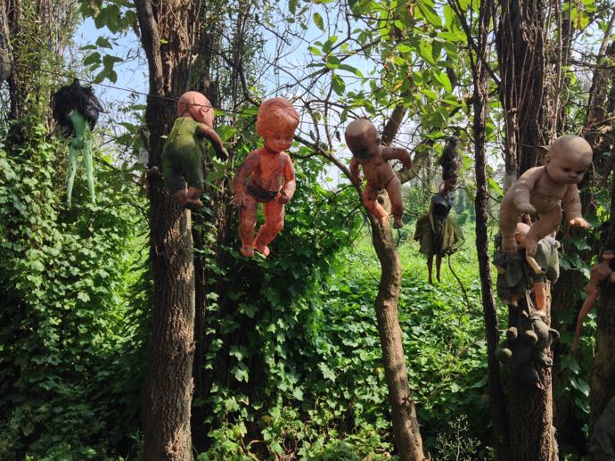 Mexický ostrov panenek hovoří sám za sebe. Vystavil je tam Julian Santa Barrera, který našel v nedalekém kanálu tělo mrtvé dívky. Chtěl tím zahnat zlé duchy.