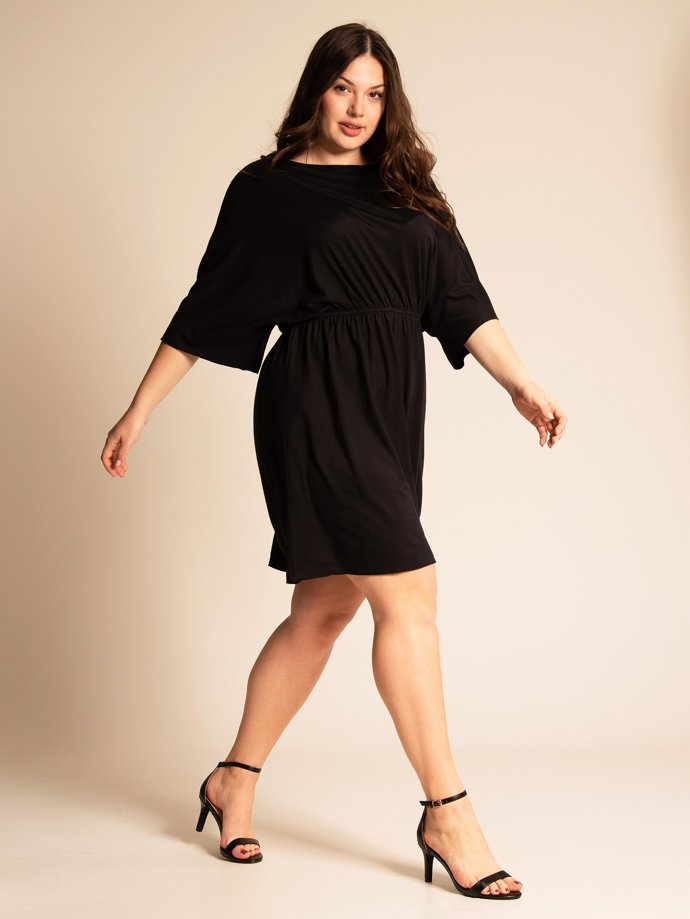 Krásné černé šaty se širokými rukávy najdete v prodejnách u značky GATE až do velikosti 52. Cena 489 Kč