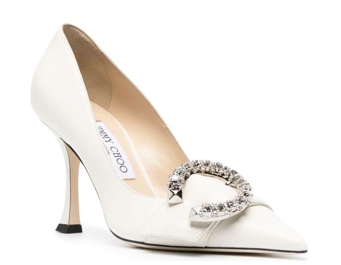 Brož dominuje také modelu od designéra, jehož jméno nese stejnojmenná značka Jimmy Choo. (20 700 Kč)