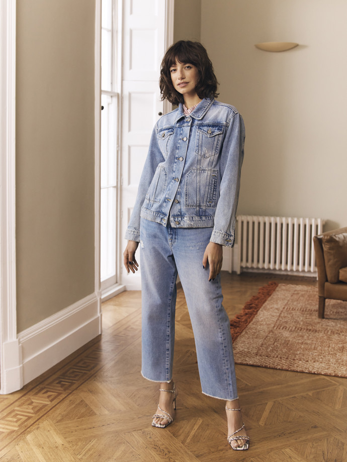 Ani denim ve stejném tónu nemusí být nudný. Zkrácené nohavice, jehlové podpatky a trend je znovu živý. (John Lewis)