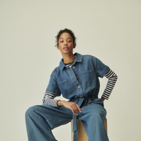 Džínový overal se širokými nohavicemi a propínacím horním dílem je skvělým materiálem pro vrstvení. John Lewis, 1 440 Kč