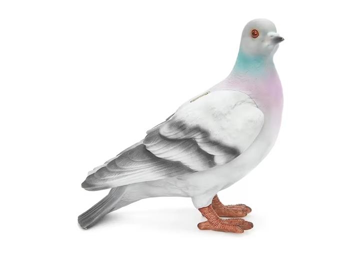 Kabelka do ruky díky 3D tisku dokonale napodobuje vzhled neoblíbeného opeřence. Jejím autorem je extravagantní severoirský návrhář JW Anderson.