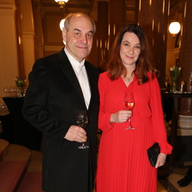 Herec Miroslav Táborský vsadil na černou klasiku a jeho manželka vynesla elegantní šaty v rudé barvě s plisovanou sukní.