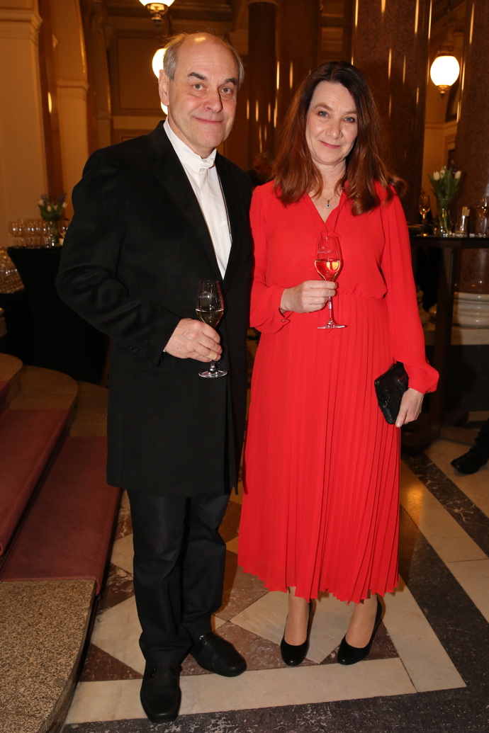 Herec Miroslav Táborský vsadil na černou klasiku a jeho manželka vynesla elegantní šaty v rudé barvě s plisovanou sukní. 