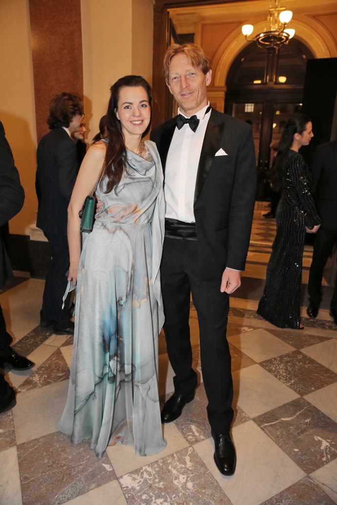 Karel Janeček nezapomněl na smokingový pás, jeho manželka Lilia se zahalila do splývavých šatů s prvky batiky.