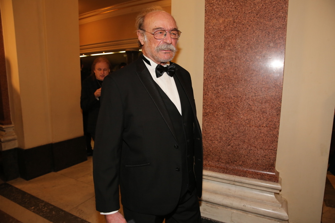 Zato Pavel Nový, který jindy nevyjde z kraťasů, se na České lvy oblékl tak, jak se sluší a patří. Smoking a motýlek nechyběl. 