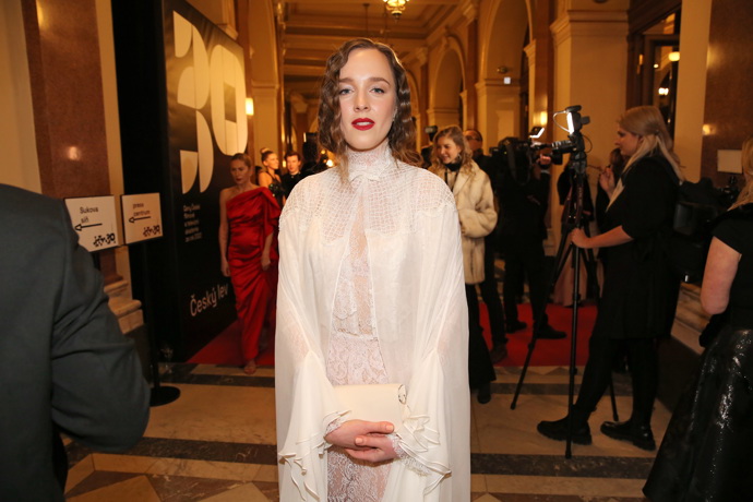 Herečka vypadala v bílé barvě velice křehce a téměř jako ze zlaté doby Hollywoodu.