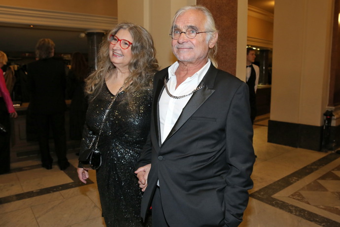 Jak vidíte na detailnějším snímku, smokingové sako Oldřich Kaiser měl, dokonce i s kreativní řetízkovou ozdobou, ale ke splnění dress codu chybí správná košile a motýlek.