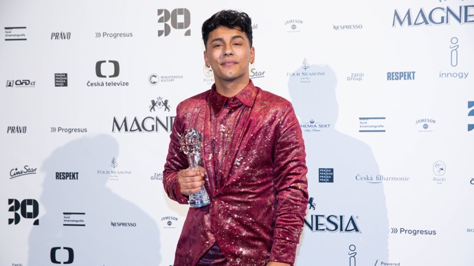 Mladí jsou kreativní a dress code je pro ně možná svazující. Na Českého lva se to ovšem dá, navíc Marsell Bendig byl díky barevnému obleku nepřehlédnutelný.