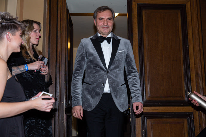 Variaci na black tie oblékl i Jiří Macháček. Zvolil šedé sametové sako se vzorem, ale zůstaly aspoň černé klopy a motýlek.