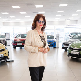 Světlé barvy ve vrchní části oděvu působí omlazujícím efektem a Saskia Burešová to moc dobře ví.