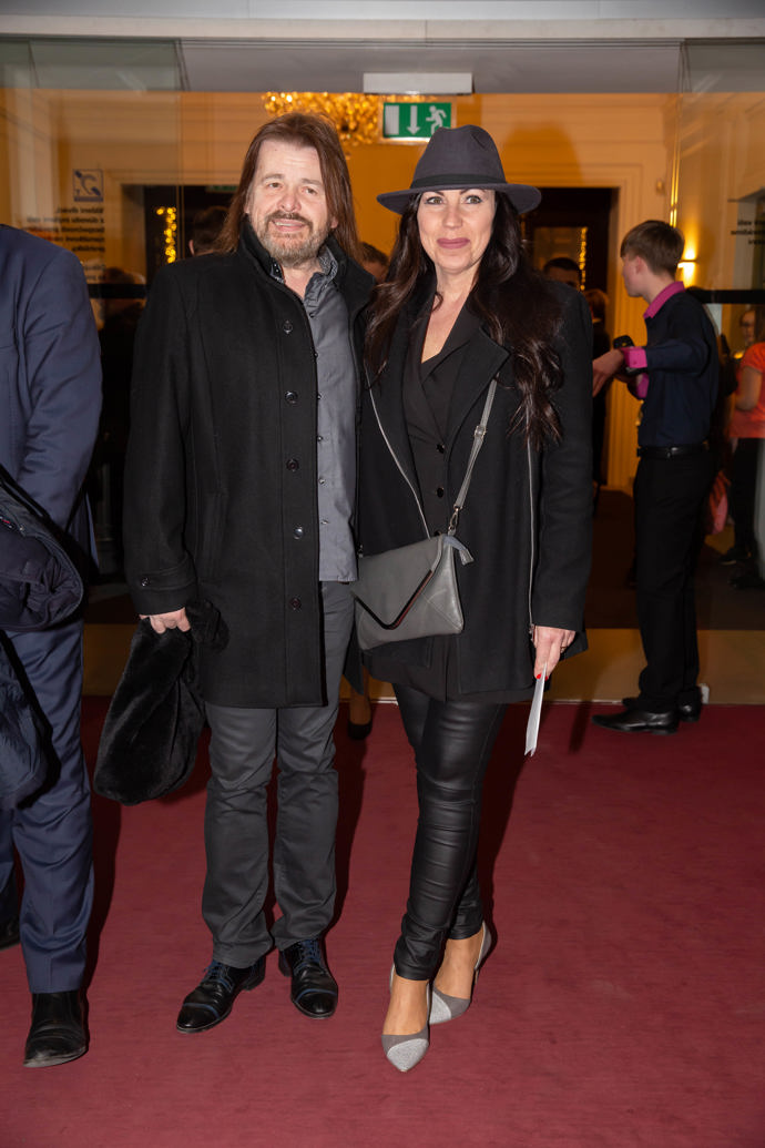 Zpěvák Bohouš Josef s manželkou Alenou. Oblečeni byli poněkud neformálně, ale večer si skvěle užili.