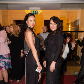 Manželka Václava Noida Bárty Eliška si do divadla vyrazila se svou módní návrhářkou Martinou Pipkovou Loudovou.