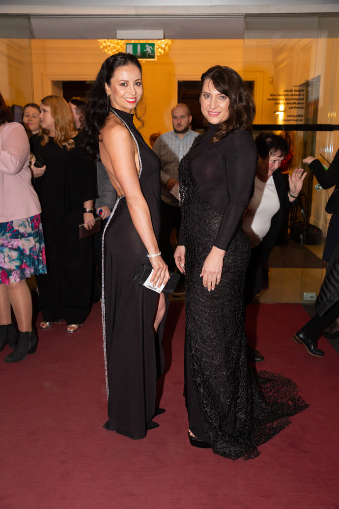 Manželka Václava Noida Bárty Eliška si do divadla vyrazila se svou módní návrhářkou Martinou Pipkovou Loudovou.