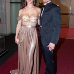 Hlavní hvězdu muzikálu The Bodyguard Evu Burešovou přišel do divadla podpořit partner, šéfkuchař Přemek Forejt. Zpěvačka mimo jiné zaujala přítomné průsvitným korzetem.