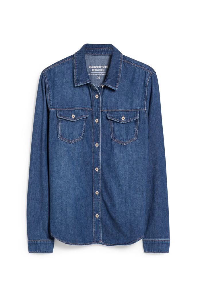 Volně spuštěná, svázána do uzlu či rozevlátě otevřená. Vrstvení nakloněná džínová košile nabízí mnoho prostoru pro kreativní pojetí džínového trendu od hlavy k patě. C&A, 798 Kč