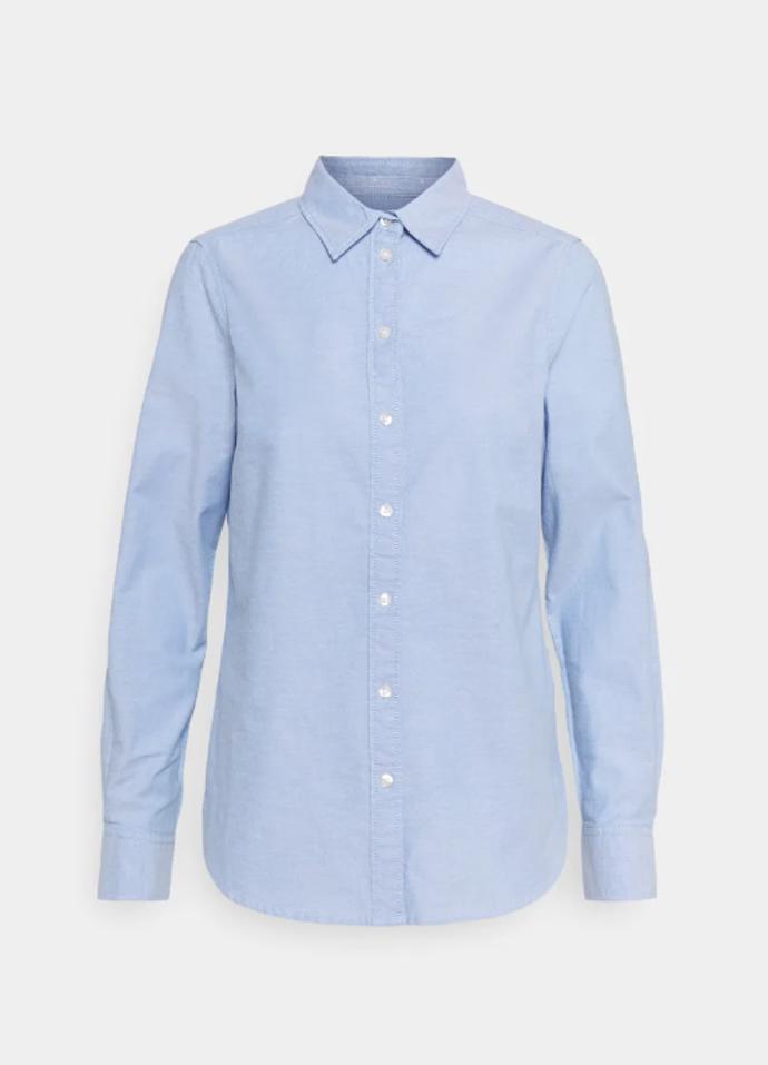 Univerzální košile v odstínu baby blue by měla být stálou součástí vašeho šatníku. Zakomponujete ji do mnoha nesmrtelných kombinací a stranou nestojí ani ve společnosti kostýmku poskládaného z midi sukně a kabátku či klasického blejzru. Lindex 799 Kč