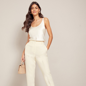 Jednolitý tón outfitu je pro ženy menšího vzrůstu to pravé. Lze navíc skvěle kombinovat více odstínů a získat do detailu propracovaný model. Zkuste souhru saténového topu (630 Kč) a kalhot s vysokým pasem (780 Kč) z kolekce Lipsy značky Next.