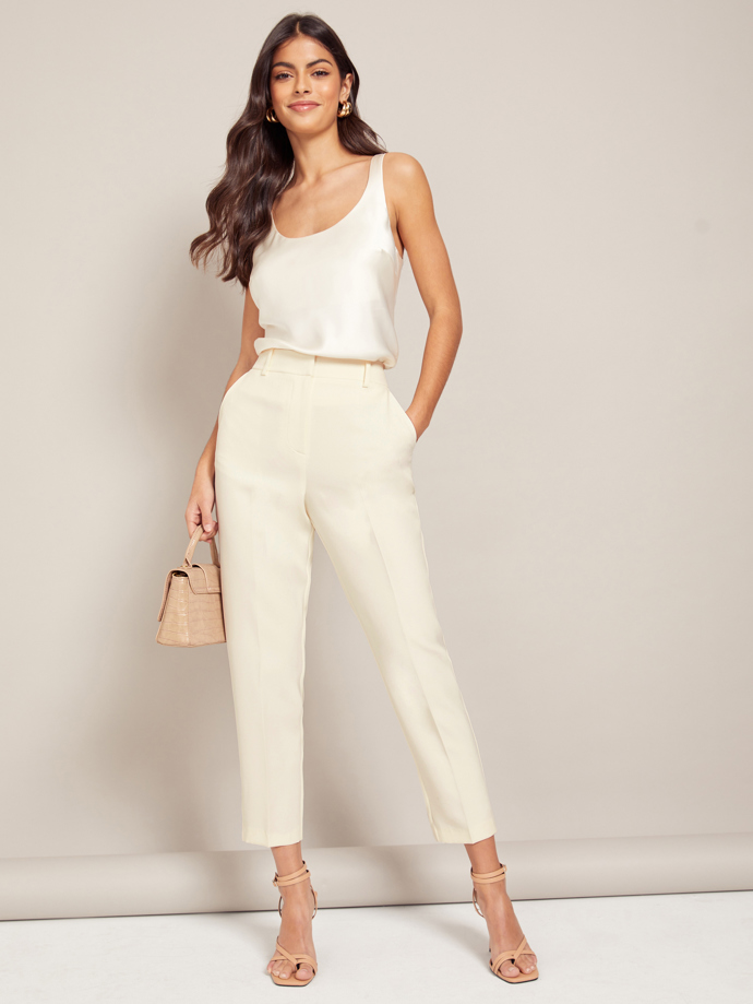 Jednolitý tón outfitu je pro ženy menšího vzrůstu to pravé. Lze navíc skvěle kombinovat více odstínů a získat do detailu propracovaný model. Zkuste souhru saténového topu (630 Kč) a kalhot s vysokým pasem (780 Kč) z kolekce Lipsy značky Next.