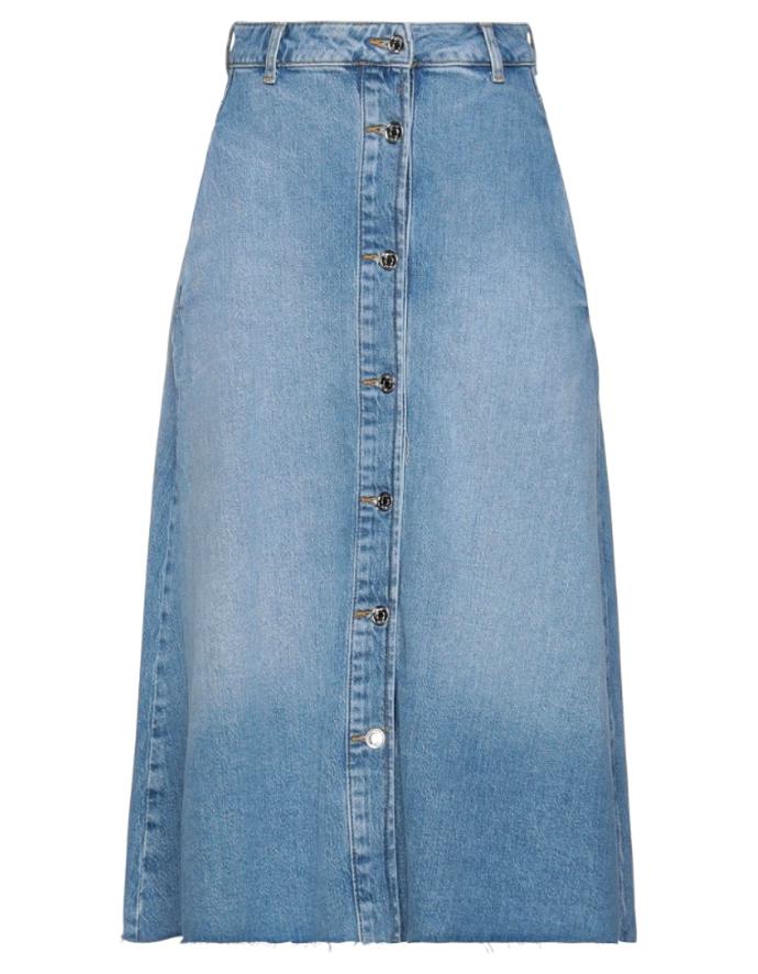 Must have sezóny: Džínová maxisukně. Pokud si netykáte s vysokým rozparkem u tradičního pouzdrového střihu, zkuste celopropínací variantu, výši rozevření si navrhnete samy dle aktuální nálady. (Liu Jo, 1 699 Kč)