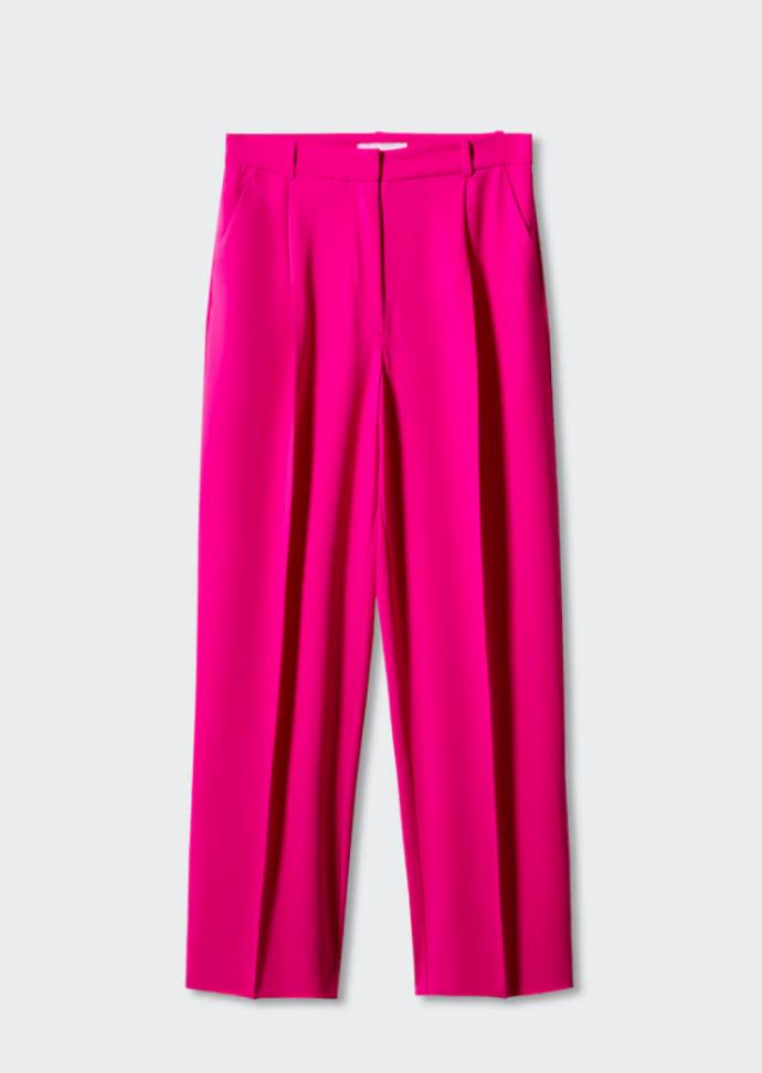 Začněte pěkně zostra: oficiální barvou roku v podání širokých kalhot Mango za 1 299 Kč.