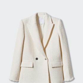 Buklé materiál také nahrává novátorským řešením. Ať už užijete klasického zapínání na knoflíky, nebo přes sebe oba přední díly jen elegantně přeložíte, váš záměr vždy zaboduje. Volte sukni ve stejném tónu z odlišně strukturovaného materiálu a model získá na dynamice. Sako Mango, 2 299 Kč