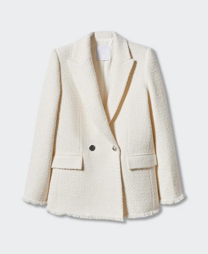 Buklé materiál také nahrává novátorským řešením. Ať už užijete klasického zapínání na knoflíky, nebo přes sebe oba přední díly jen elegantně přeložíte, váš záměr vždy zaboduje. Volte sukni ve stejném tónu z odlišně strukturovaného materiálu a model získá na dynamice. Sako Mango, 2 299 Kč