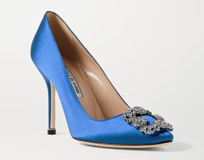 Tak těmito to všechno začalo. A pobláznění modrými jehlami s ozdobou ve tvaru brože stále trvá. Manolo Blahnik, 25 600 Kč