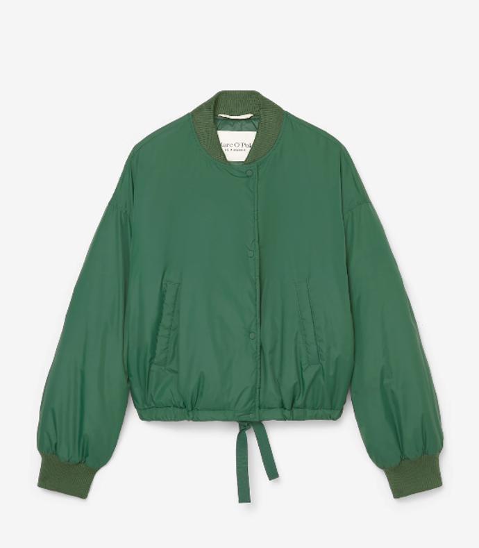 Bomber Marc O'Polo (5 490 Kč) na první pohled nevybočuje z klasického  vzhledu tohoto nesmrtelného střihu. Tento ale končí výše, než je obvyklé.