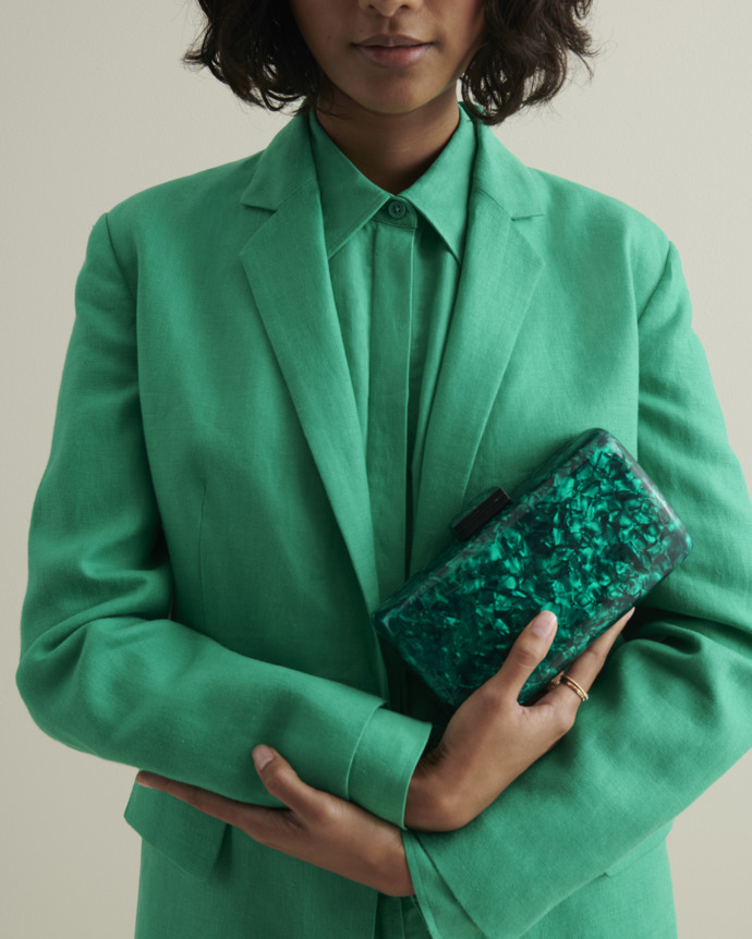 Ani u méně výrazných barev nic nezkazíte třpytivým akcentem. (Marks&Spencer)