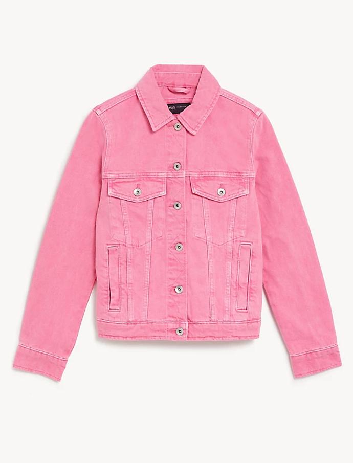 Růžová patří k nejoblíbenějším odstínům pestrobarevné džínoviny. Denimová bunda klasického střihu pod nánosem růžové vynikne i v romantičtějších outfitech. Marks&Spencer, 1 499 Kč