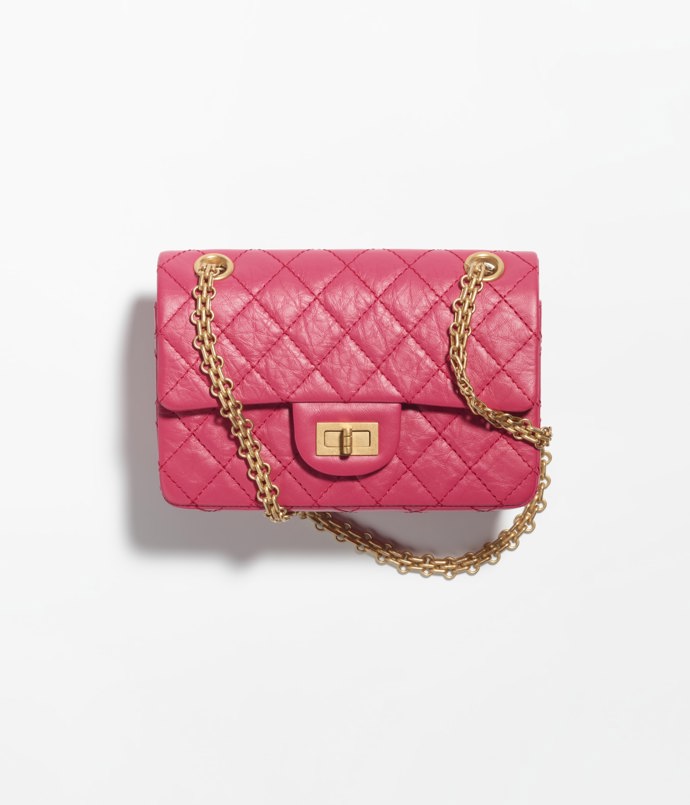 Chanel nabízí i mini verzi 2.55, která má rozměry 15,5x20x6 cm. Její cena je také oproti originální verzi poloviční, tedy 118 500 Kč.