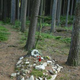 Na místě vraždy Anežky Hrůzové, ke které došlo 29. března 1899, je dnes provizorní hrob.