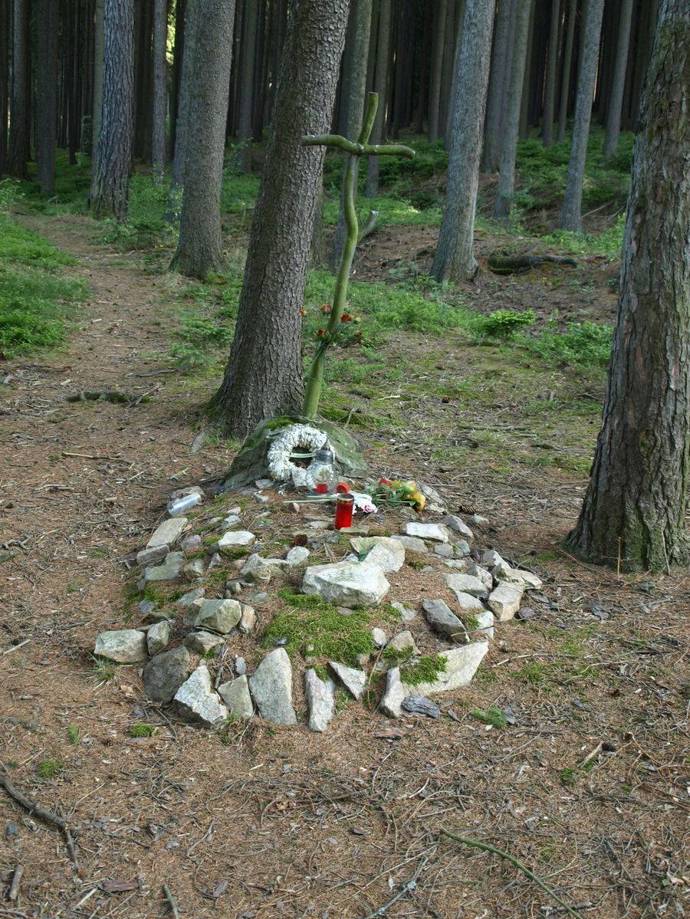 Na místě vraždy Anežky Hrůzové, ke které došlo 29. března 1899, je dnes provizorní hrob.