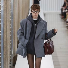 "Hoodie" jako součást skvělého hravě elegantního vzhledu. Propínací mikina v tandemu s dvouřadým pláštěm ve stylu blejzru z přehlídky Miu Miu.