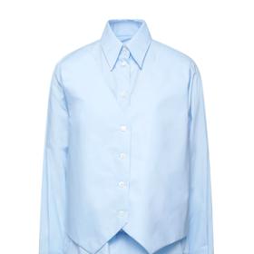 Pokud je řeč o hře s detaily, pak na výsledném vzhledu perfektně zapracuje košile s přinechanou vestou, která dodá stylingu další nápaditý prvek. Noste ji pod prodloužený blejzr, který tentokrát využijete jako šaty, přepásejte jej tenkým koženým páskem s nenápadnou sponou a nezapomeňte na jehly. Košile Maison Margiela, 2 499 Kč