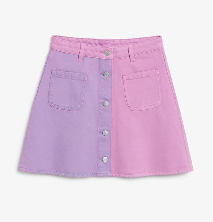 Džínová mini v áčkové siluetě s propínáním nejen díky střihu líbivě propojuje dva slaďoučké odstíny. Monki, 1 090 Kč