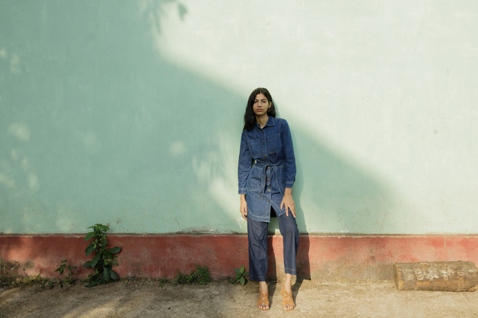 Šaty a džíny pěkně bok po boku. Nápaditá souhra různě zbarveného denimu z nové kampaně značky Monsoon.