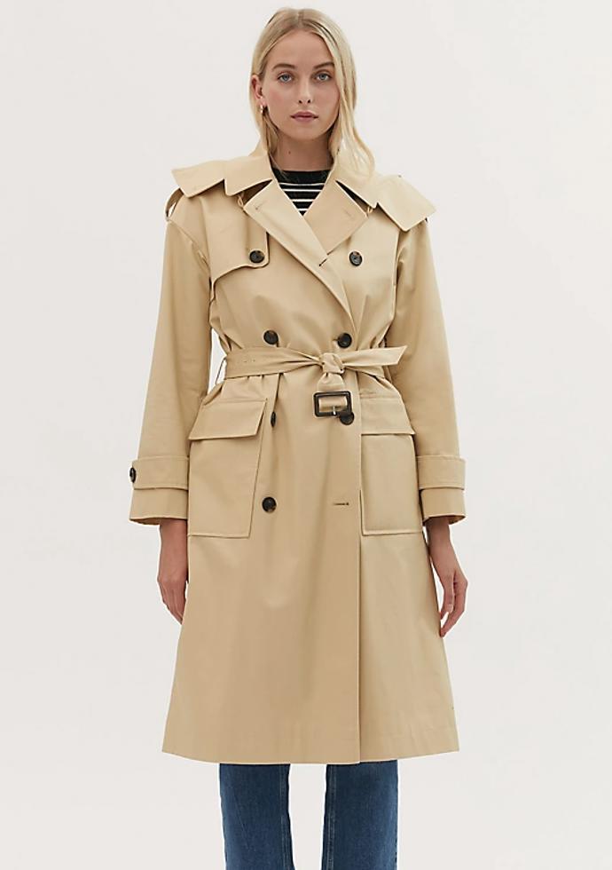 Dostupný model trenčkotu, v tomto případě s nakládanými kapsami, seženete téměř s železnou pravidelností v každé sezóně obchodu Marks&Spencer. Cena: 2 690 Kč