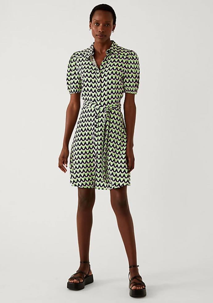 Vzorované šaty Mariany Prachařové mohou být inspirací i pro vás. Podobné nabízí například Marks&Spencer za 999 Kč.