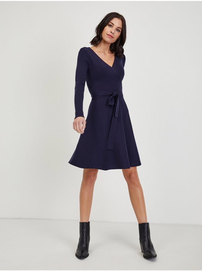 Šaty s vypasovanou siluetou značky Orsay (1 099 Kč) nabízí vše, co si malá postava žádá.