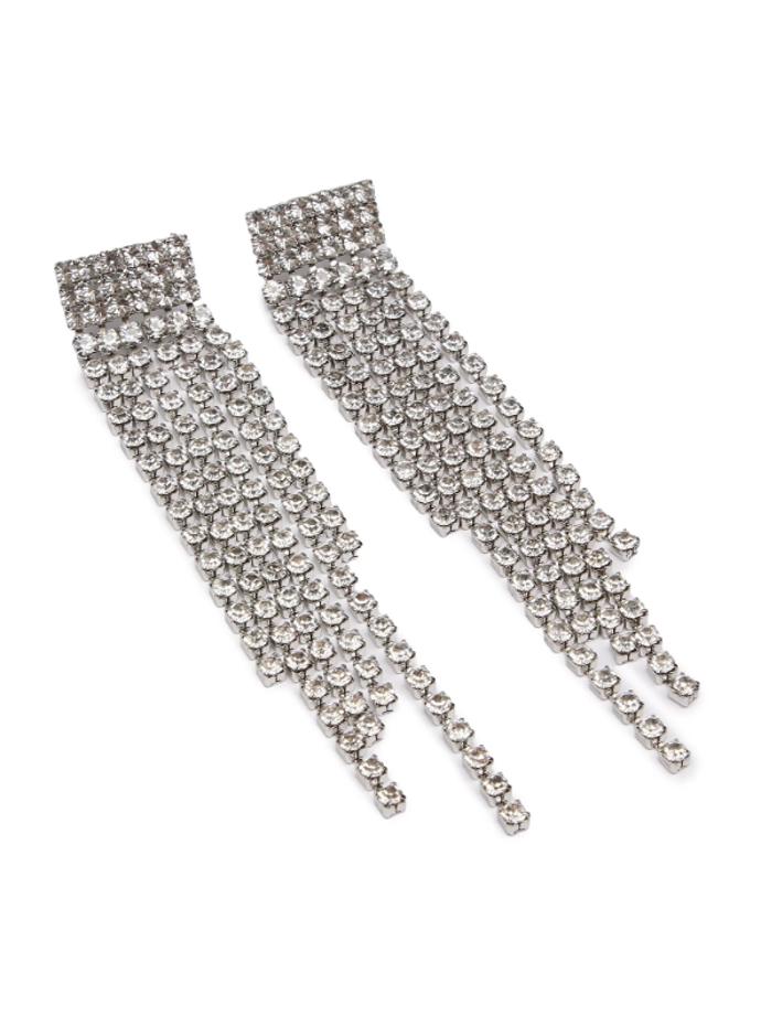 Základní parametry - tedy dlouhé svěšené řetízky štrasových kamínků v elegantní formě s hranatými liniemi- mají i líbivé náušnice Patrizia Pepe. Cena: 3 390 Kč