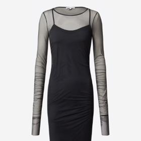 Kombinace dvou materiálů vyřeší vše za vás. Šaty Patrizia Pepe (4 299 Kč) nepotřebují další styling, obléknete je a máte hotovo!