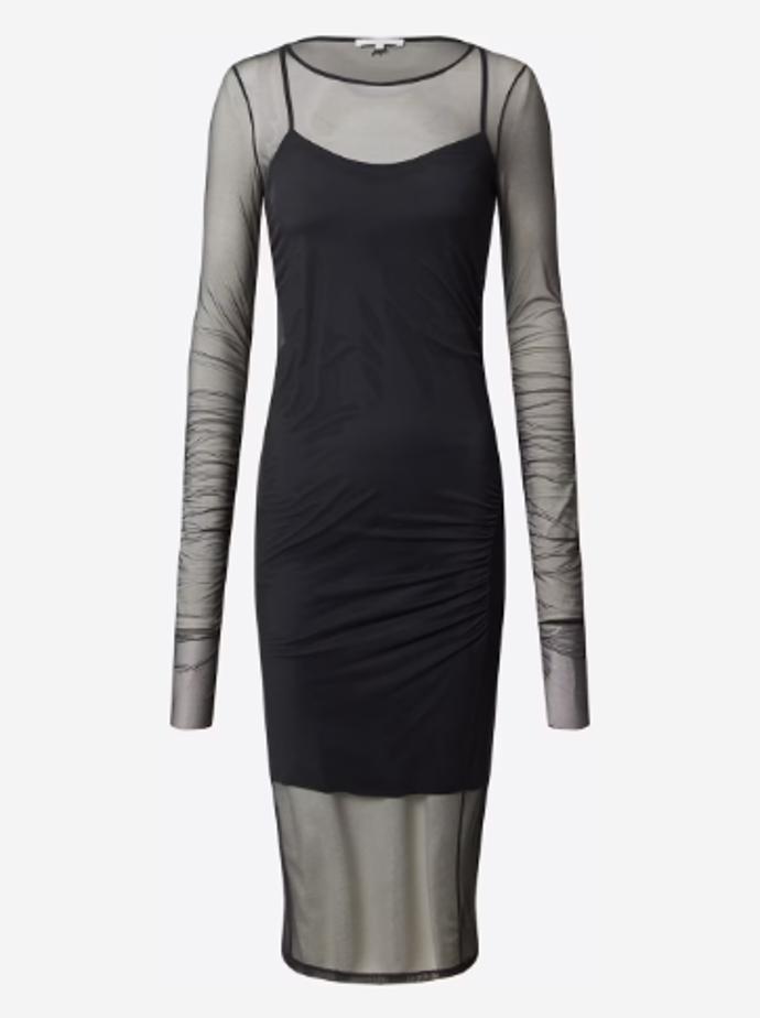 Kombinace dvou materiálů vyřeší vše za vás. Šaty Patrizia Pepe (4 299 Kč) nepotřebují další styling, obléknete je a máte hotovo!