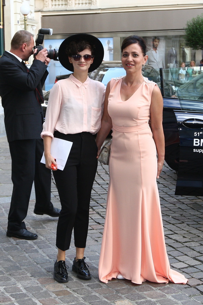 Karolína Kachyňová často doprovází do společnosti maminku Alenu Mihulovou.