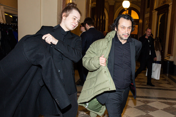 Pavel Liška se synem Samuelem před fotografy prchali, ovšem i tak byli zachyceni s nedodrženým dress codem. Černočerná kombinace sice neurazí, ale pro black tie event se nehodí. 