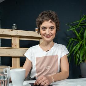 Eva Podzimková navštívila v novém účesu talk show Na kafeečko.