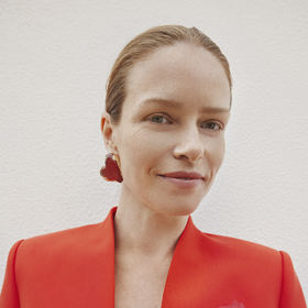 Na detailech záleží. Šperky či brož dovedou modelu dodat dynamiku. (C&A)