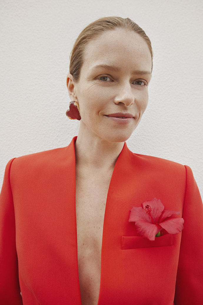 Na detailech záleží. Šperky či brož dovedou modelu dodat dynamiku. (C&A)